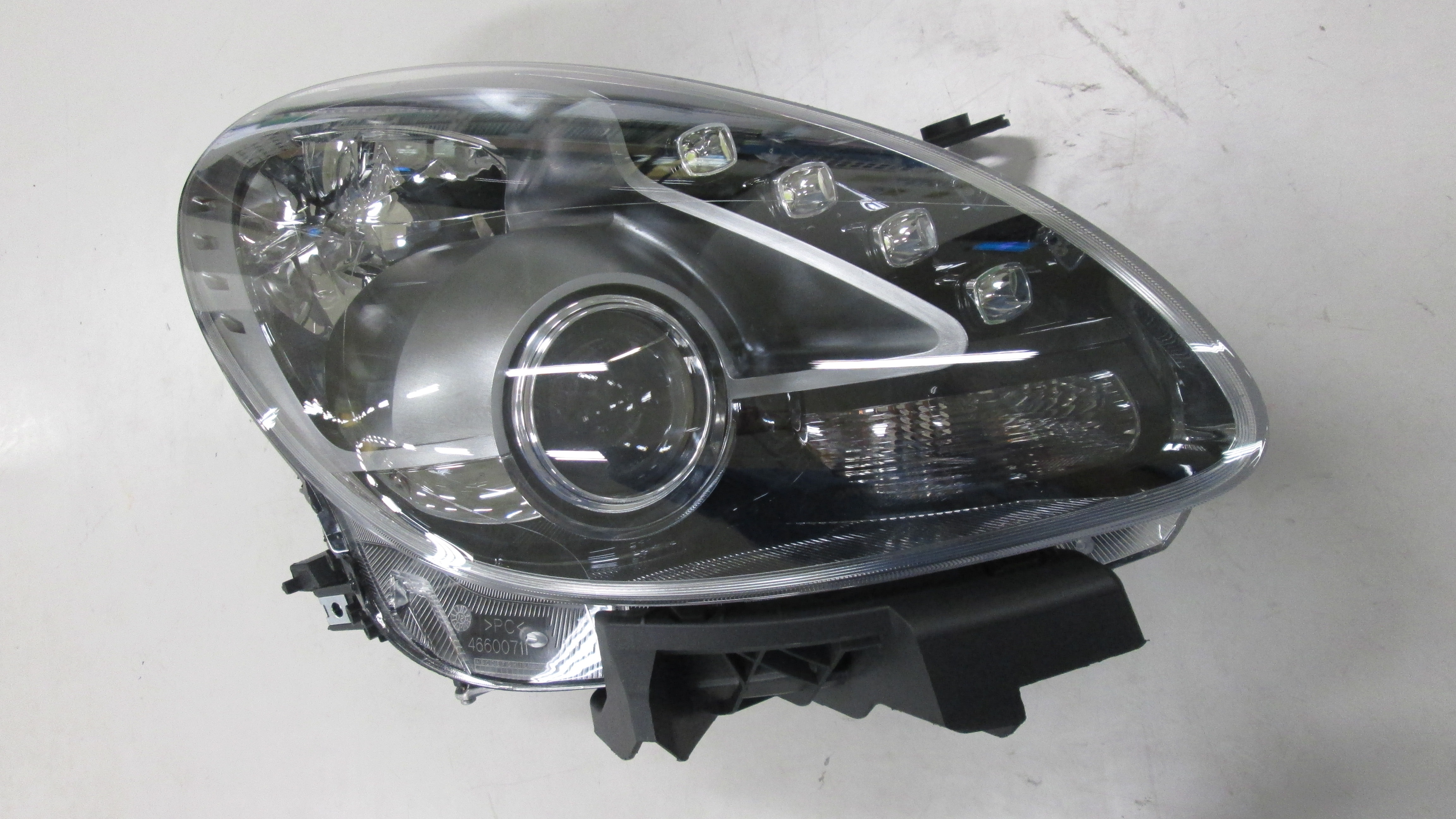 FARO LED DERECHO C/MOTOR NEGRO (H7/H1)