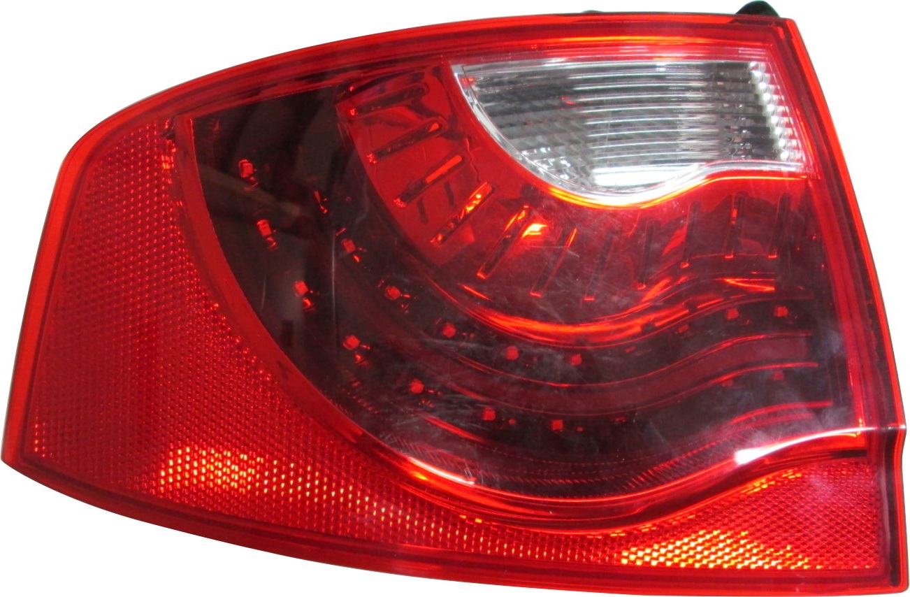 PILOTO TRASERO DERECHO CANTO LED 4PUERTAS