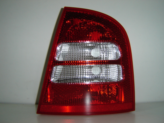 PILOTO TRASERO DERECHO SEDAN