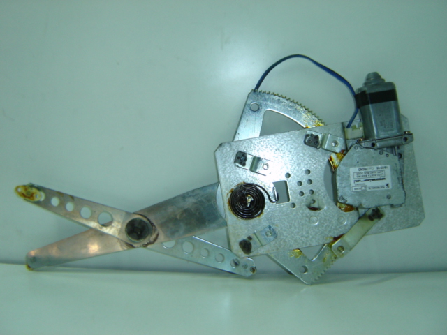 ELEVALUNAS DELANTERO ELECTRICO IZQUIERDO (SEDAN)