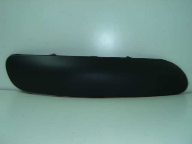 MOLDURA PARAGOLPES DELANTERO DERECHA NEGRO