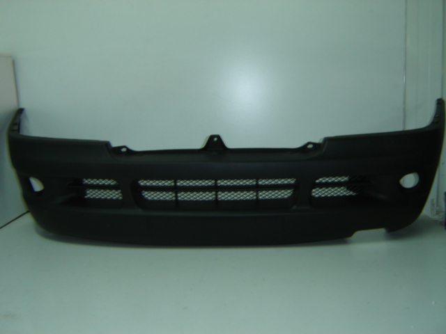 PARAGOLPES DELANTERO NEGRO CON HUECOS