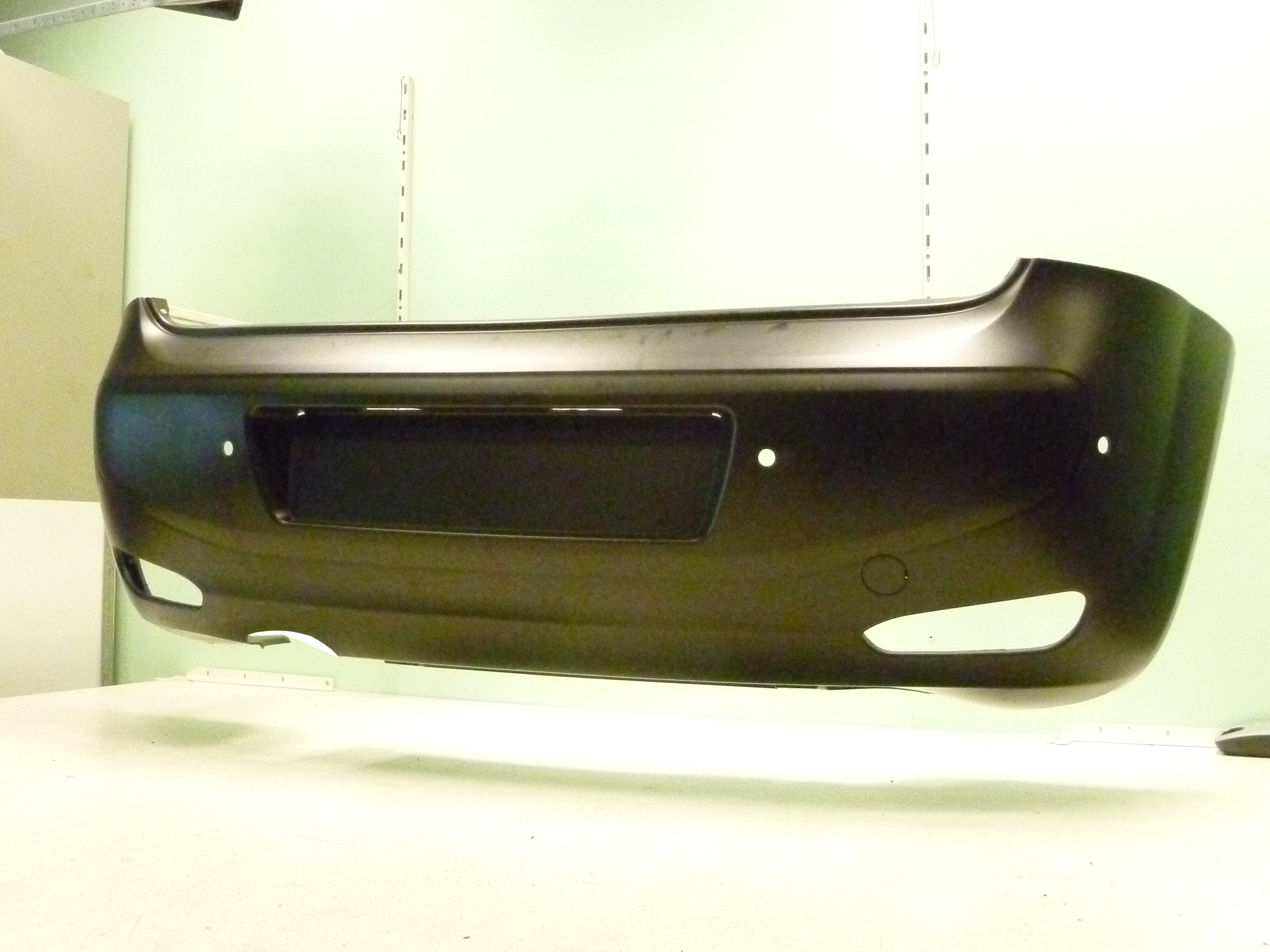 PARAGOLPES TRASERO IMPRIMADO CON 4 HUECOS SENSOR MODELO LOUNGE