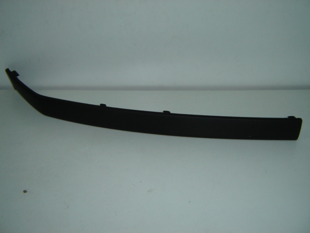 MOLDURA PARAGOLPES DELANTERO DERECHA (NEGRO)