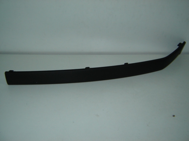 MOLDURA PARAGOLPES DELANTERO IZQUIERDO (NEGRO