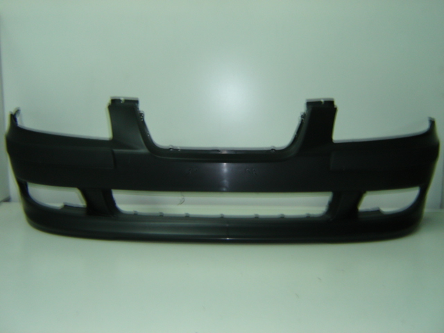 PARAGOLPES DELANTERO NEGRO CON HUECOS