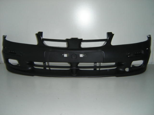 PARAGOLPES DELANTERO NEGRO CON HUECOS