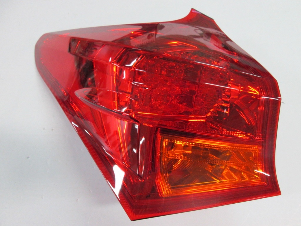 PILOTO TRASERO IZQUIERDO CANTO LED (KOITO)
